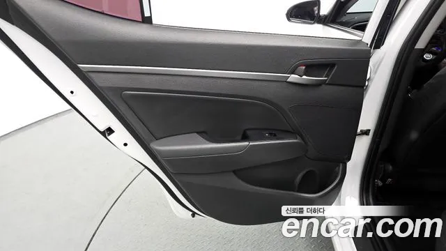 Hyundai AVANTE 2018 — фото 15