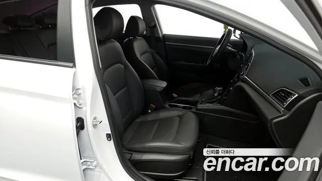 Hyundai AVANTE 2018 — фото 16