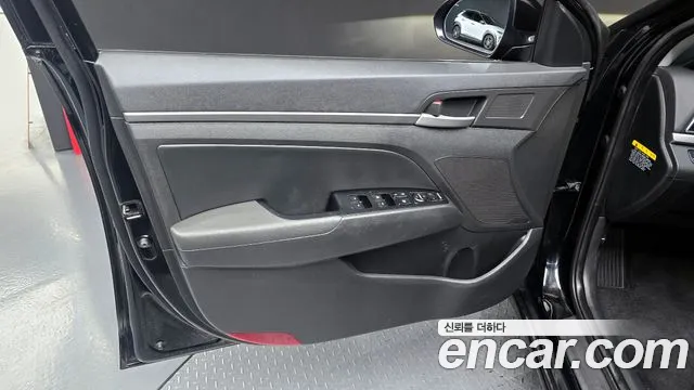 Hyundai AVANTE 2017 — фото 14