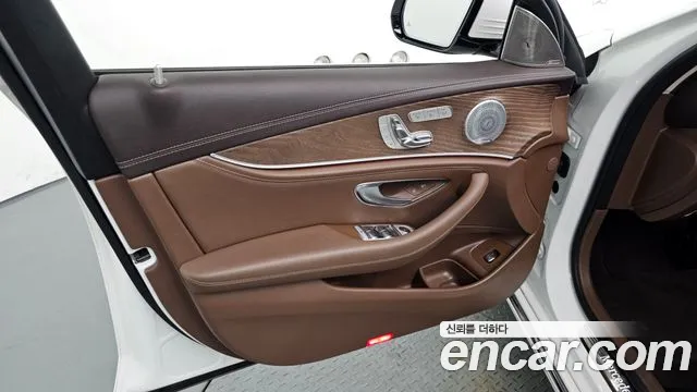 Mercedes-Benz E-Class 2020 — фото 14