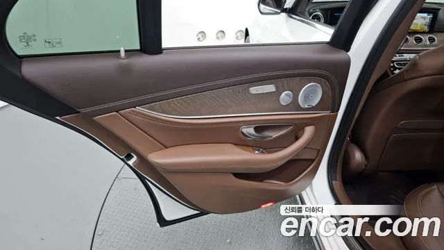 Mercedes-Benz E-Class 2020 — фото 15