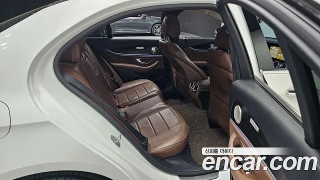 Mercedes-Benz E-Class 2017 — фото 11