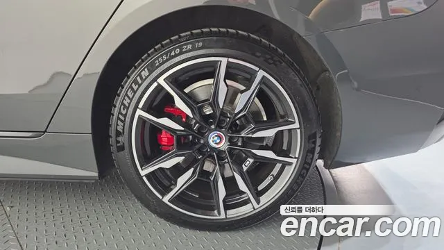 BMW i4 2023 — фото 7