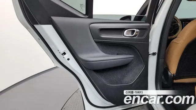 Volvo XC40 2021 — фото 15