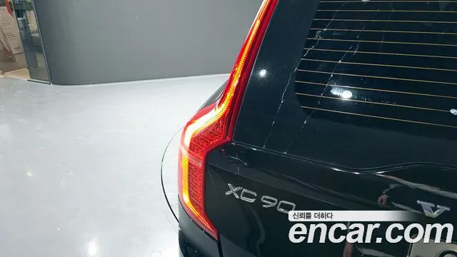 Volvo XC90 2018 — фото 9