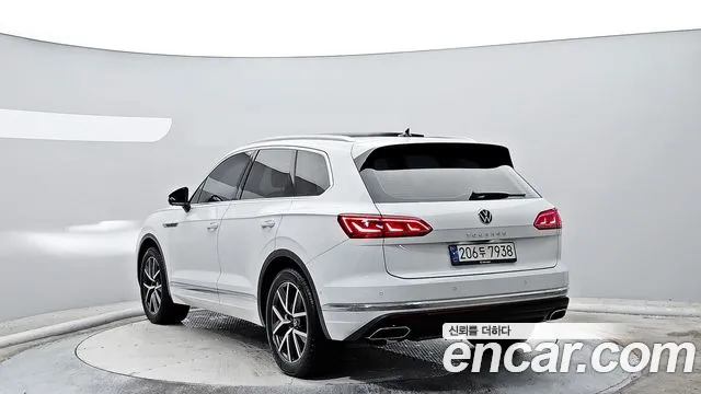 Volkswagen Touareg 2023 — фото 2