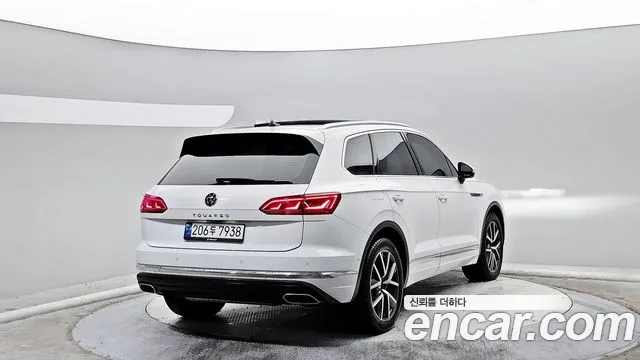 Volkswagen Touareg 2023 — фото 4