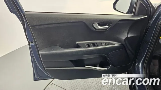 Kia Stonic 2018 — фото 14