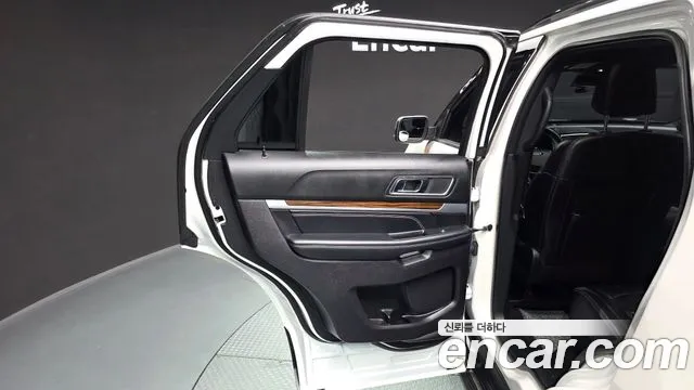 Ford Explorer 2019 — фото 15