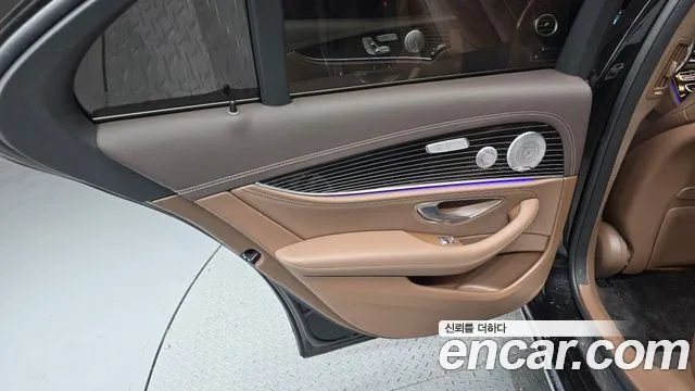 Mercedes-Benz E-Class 2020 — фото 15