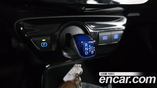 Toyota Prius 2022 — фото 12