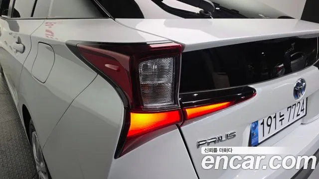 Toyota Prius 2022 — фото 9