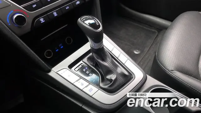 Hyundai AVANTE 2017 — фото 12