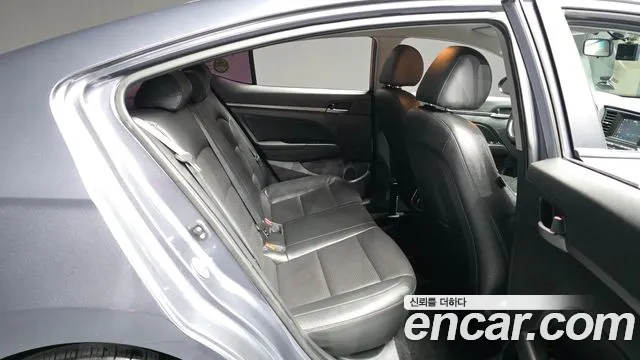 Hyundai AVANTE 2017 — фото 18