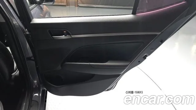 Hyundai AVANTE 2017 — фото 15
