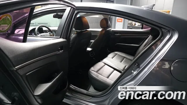Hyundai AVANTE 2017 — фото 16