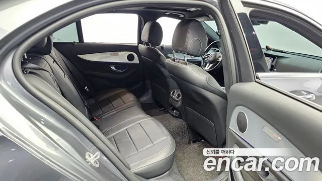 Mercedes-Benz E-Class 2020 — фото 18