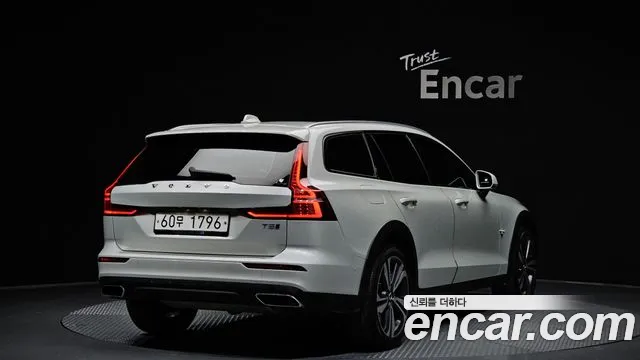 Volvo V60 2019 — фото 2