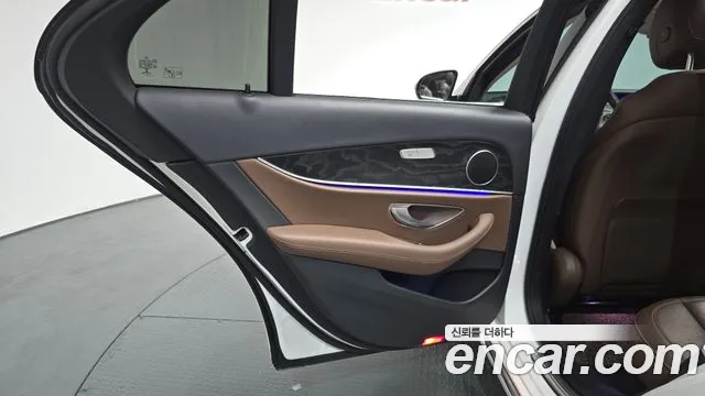 Mercedes-Benz E-Class 2017 — фото 14