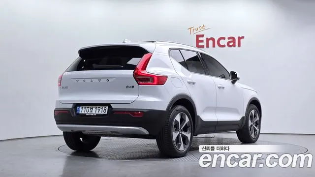 Volvo XC40 2023 — фото 2