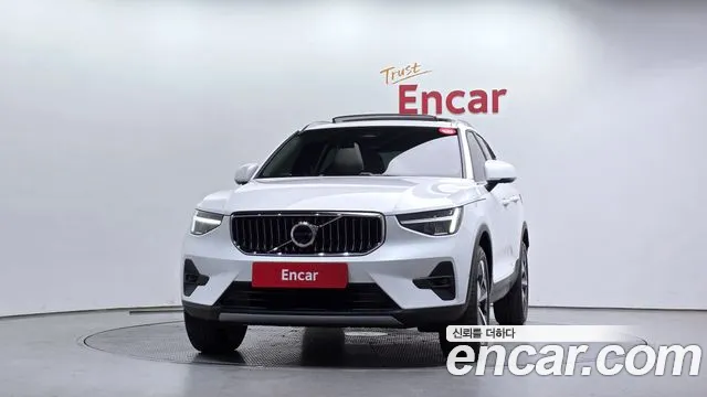 Volvo XC40 2023 — фото 3