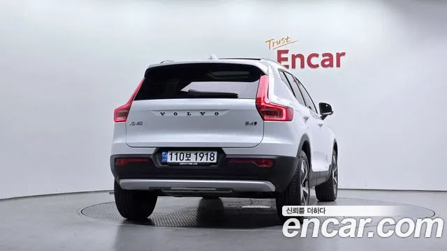 Volvo XC40 2023 — фото 4
