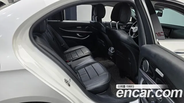 Mercedes-Benz E-Class 2017 — фото 11