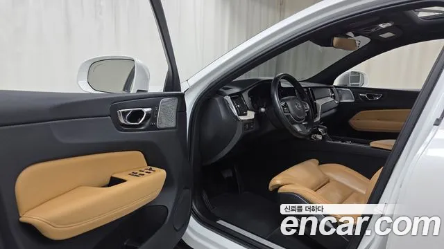 Volvo XC60 2018 — фото 10