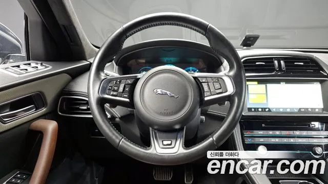 Jaguar F-PACE 2017 — фото 12
