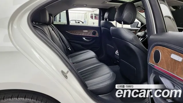 Mercedes-Benz E-Class 2019 — фото 12