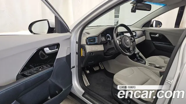 Kia Niro 2017 — фото 10