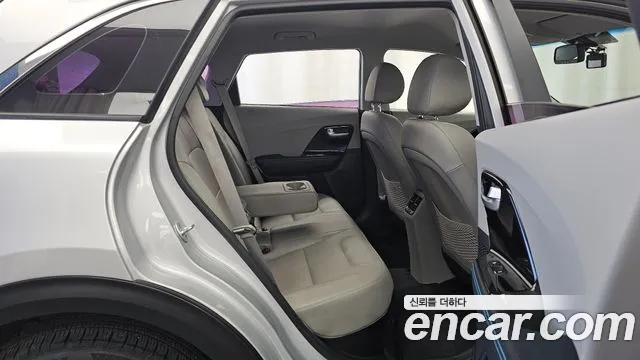 Kia Niro 2017 — фото 12