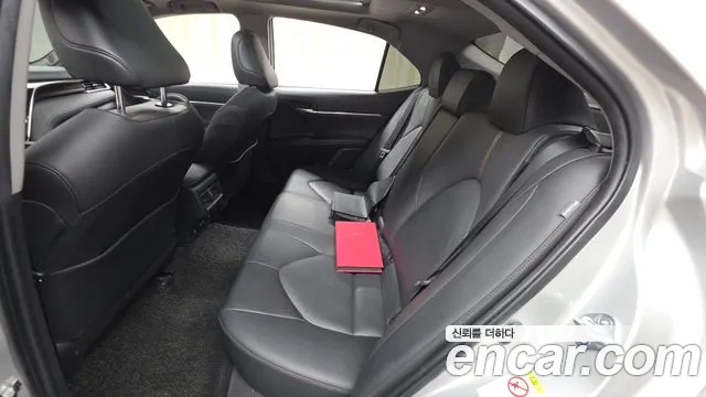 Toyota Camry 2018 — фото 16