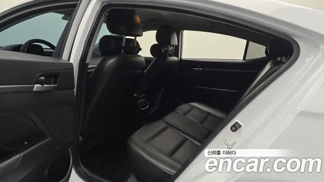 Hyundai AVANTE 2016 — фото 11