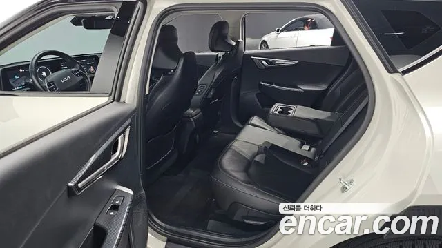 Kia EV6 2022 — фото 18