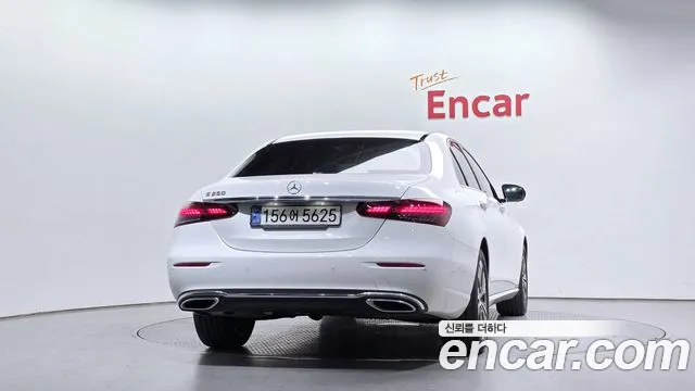 Mercedes-Benz E-Class 2022 — фото 4