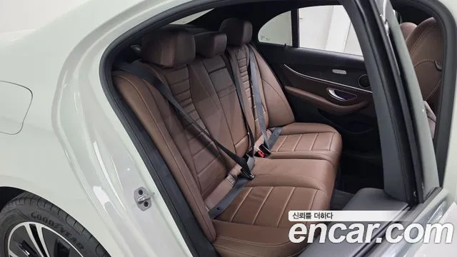 Mercedes-Benz E-Class 2022 — фото 17