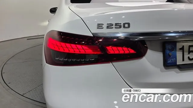 Mercedes-Benz E-Class 2022 — фото 9