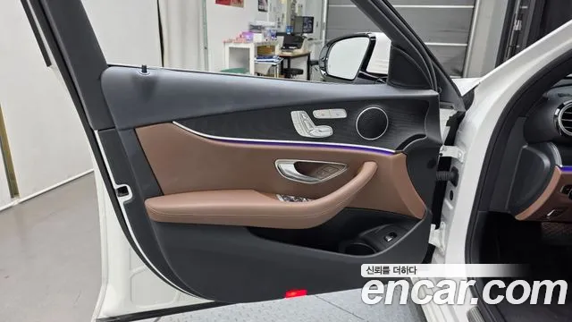 Mercedes-Benz E-Class 2022 — фото 14