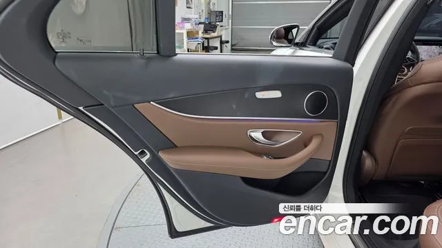 Mercedes-Benz E-Class 2022 — фото 15