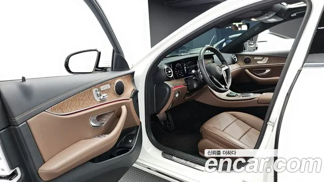 Mercedes-Benz E-Class 2023 — фото 13
