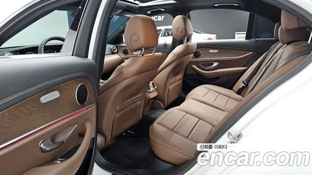 Mercedes-Benz E-Class 2023 — фото 17