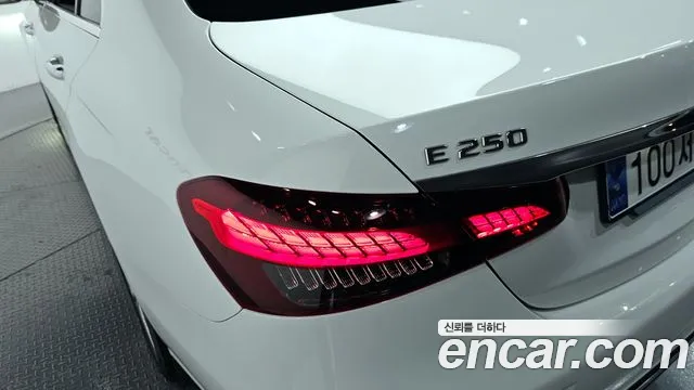 Mercedes-Benz E-Class 2023 — фото 9