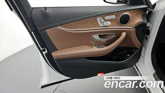 Mercedes-Benz E-Class 2023 — фото 14