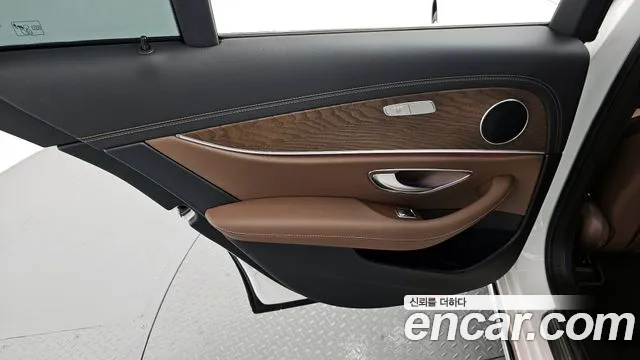Mercedes-Benz E-Class 2023 — фото 15