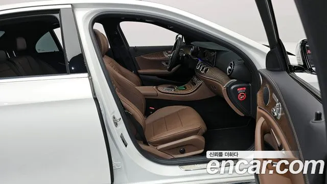 Mercedes-Benz E-Class 2023 — фото 16