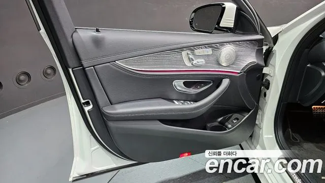 Mercedes-Benz E-Class 2022 — фото 14