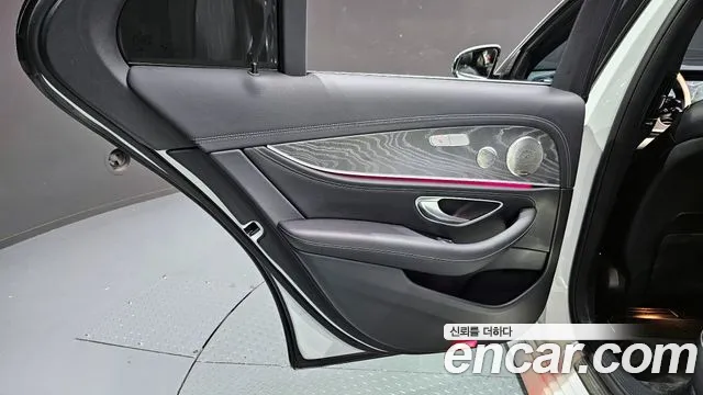 Mercedes-Benz E-Class 2022 — фото 15