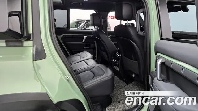 Land Rover Defender 2023 — фото 17