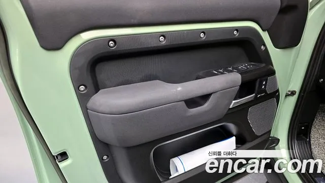 Land Rover Defender 2023 — фото 14